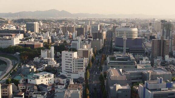 日本城市日落时的鸟瞰图