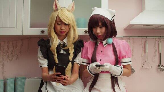穿着角色扮演服装的亚洲美女正在用手机上网