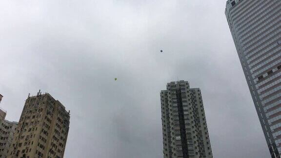 两个气球失去了天空希望和愿望