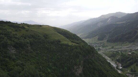 在夏天无人机从上面俯瞰乔治亚州的风景和峡谷