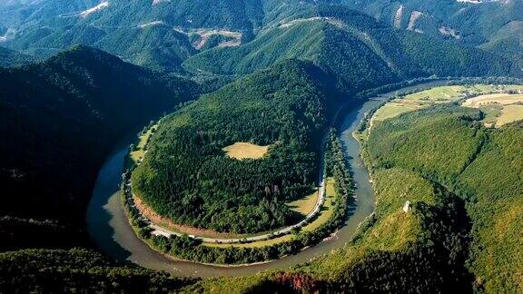 鸟瞰图的多马斯基弯曲河上的Vag河靠近日利纳斯洛伐克