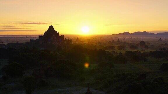 蒲甘平原在雾蒙蒙的早晨缅甸日出剪影气球在古代帝国蒲甘的缅甸