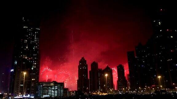 在迪拜的哈利法塔新年焰火表演