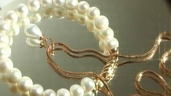 白色珍珠做的珠宝