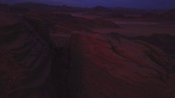 鸟瞰图的沙漠山和旅游胜地与圆顶帐篷在黄昏