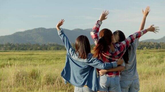 一组年轻的亚洲女人看山和一起有一个夏天旅游的乐趣生活方式旅游度假时间