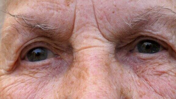 老祖母的肖像看着镜头一副悲伤的样子闭上成熟女人的灰色眼睛眼睛周围有皱纹老祖母脸上悲伤的表情
