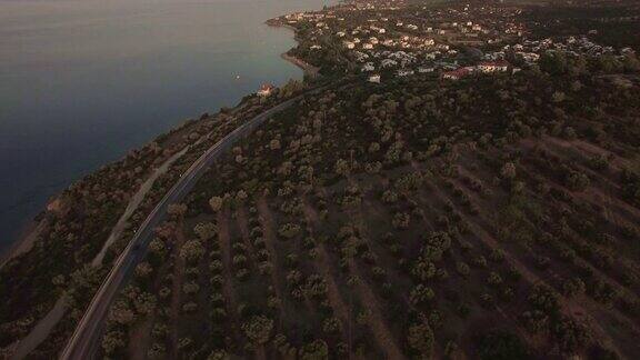 飞过大海和有花园和房子的海岸线Trikorfo海滩希腊