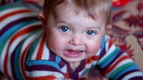 一个快乐微笑的婴儿看着相机的特写