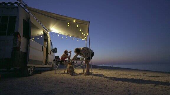 黄昏时分一辆露营车停在海边