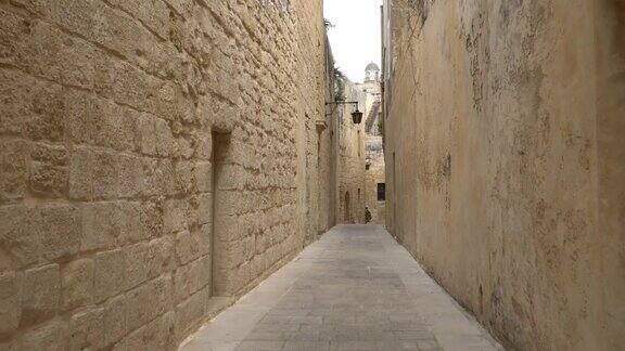 走在马耳他古老姆迪纳的中世纪街道上姆迪纳是马耳他最受欢迎的旅游目的地