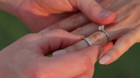 在婚礼上新郎把戒指戴在新娘的手上