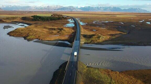 风景鸟瞰图公路附近的河流在冰岛