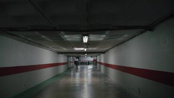 地下停车场阴暗空间里闪烁的灯光