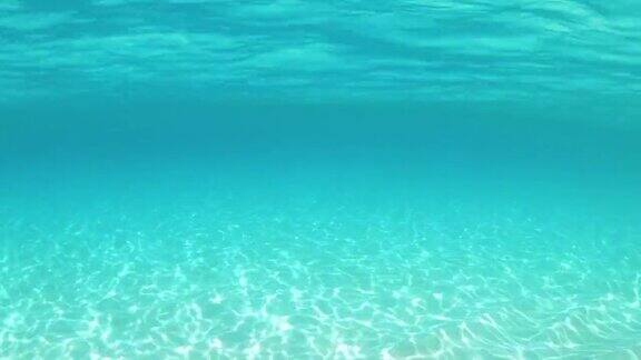 泰国的热带蓝色海洋和水下的白沙