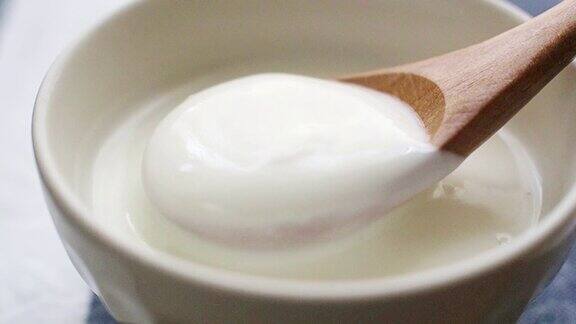 用勺子舀酸奶