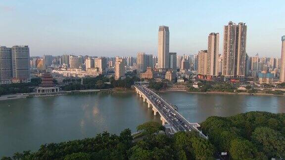 航拍的永江大桥和熙熙攘攘的建筑在南宁广西中国