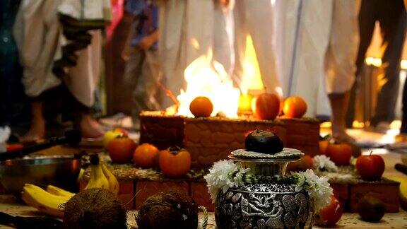 在印度的一个私人家庭举行的奎师那神的荣耀仪式