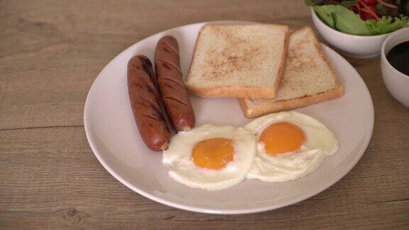 煎蛋配香肠和面包