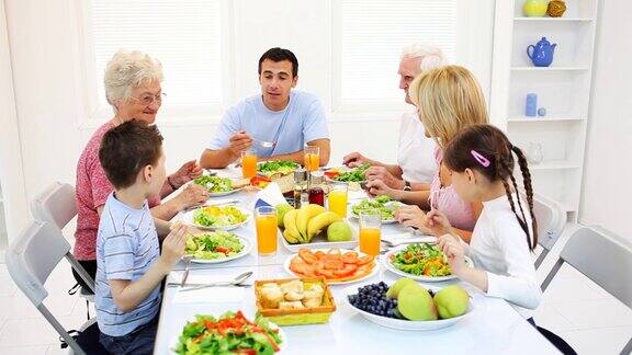 一家人聚在一起吃饭的快乐
