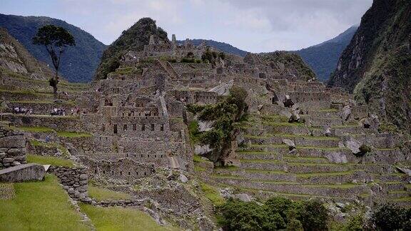 马丘比丘遗址和梯田景观一览无余以山脉为背景秘鲁