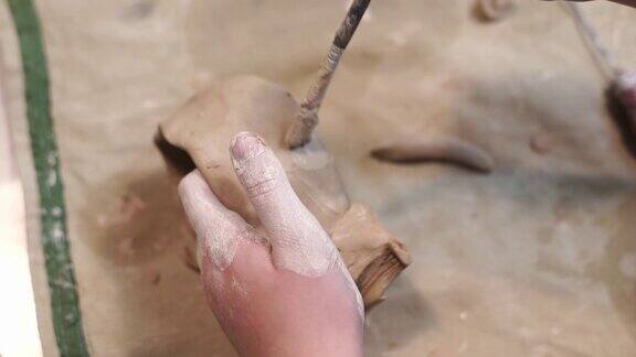 手雕刻泥人或泥塑