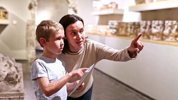 女导师和男孩在博物馆看展览