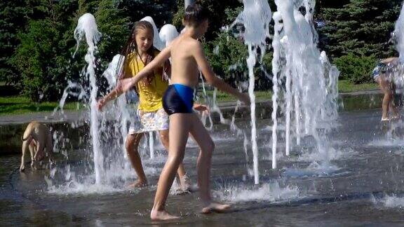 孩子们在喷泉里玩耍