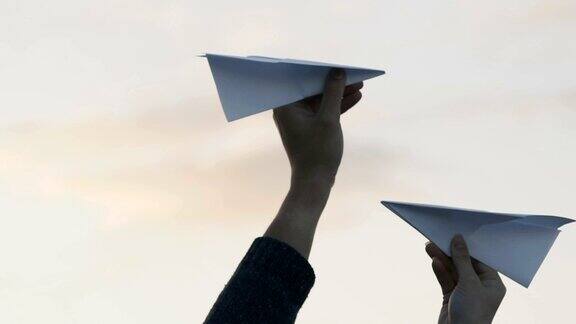 纸飞机在人的手中