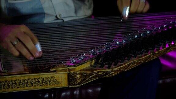 土耳其乐器“Qanun”在世界各地的不同文化中被称为“古筝”的乐器