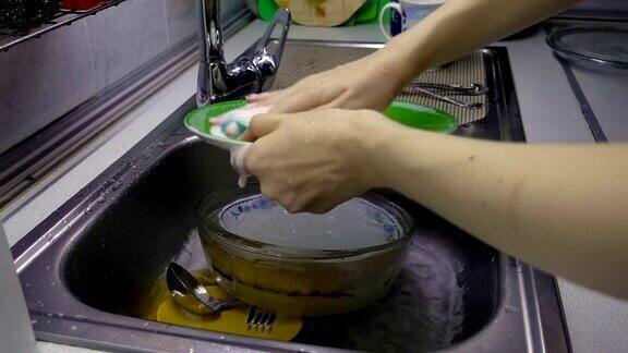 洗绿盘子的女人