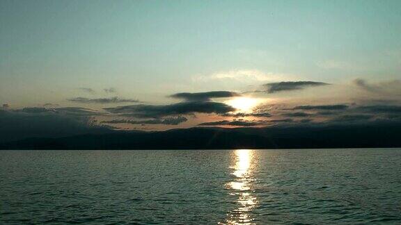贝加尔湖上的日出