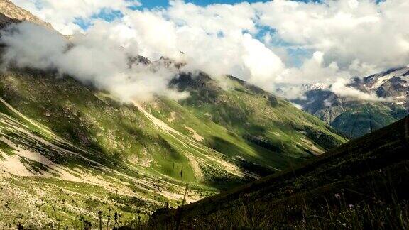 云在山谷上方移动高加索山脉间隔拍摄