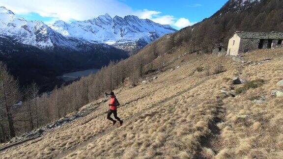 在山上跑步是慢动作大天堂国家公园意大利