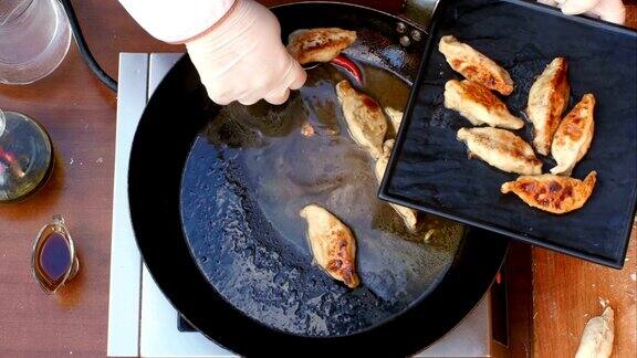 把准备好的饺子放在盘子里