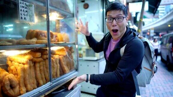 在香港吃油酥面点的男人令人兴奋