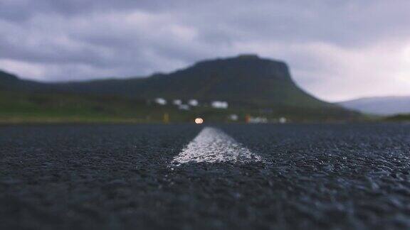 道路穿越冰岛景观低角度观看特写
