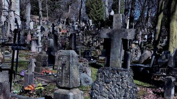 漫步在古老的墓地里