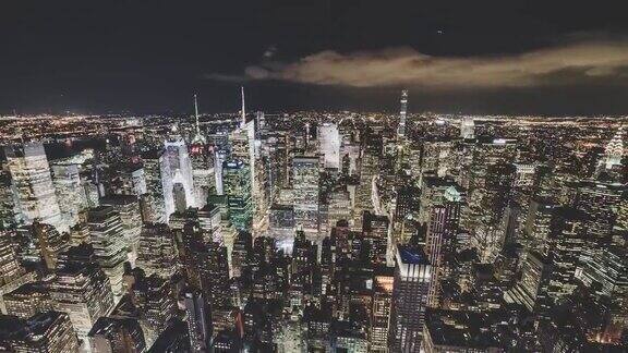 鸟瞰图曼哈顿市中心在晚上纽约市