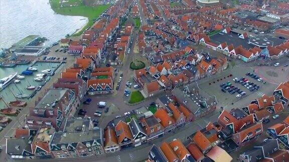 在荷兰北部的Volendam镇房屋走向水的俯视视图