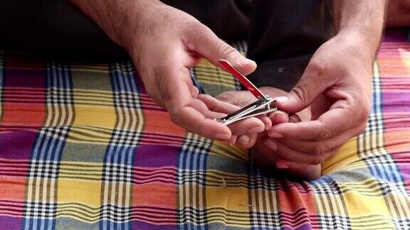 人的手在家里剪指甲