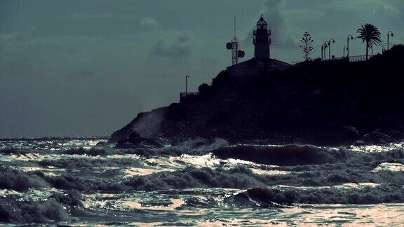 灯塔矗立在波涛汹涌的大海的岸边