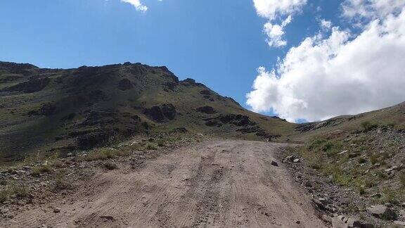 走在山顶的土路上