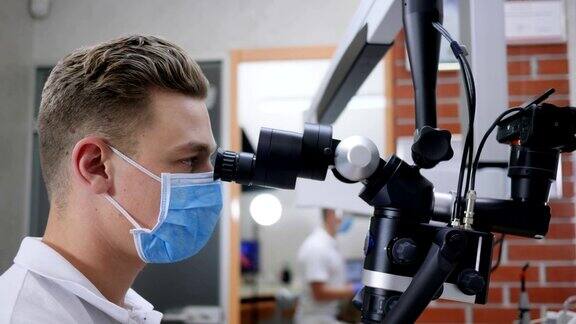 临床医学口罩实验室研究人员通过显微镜观察