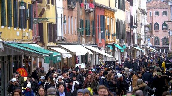 繁忙的威尼斯大街上的游客和市民