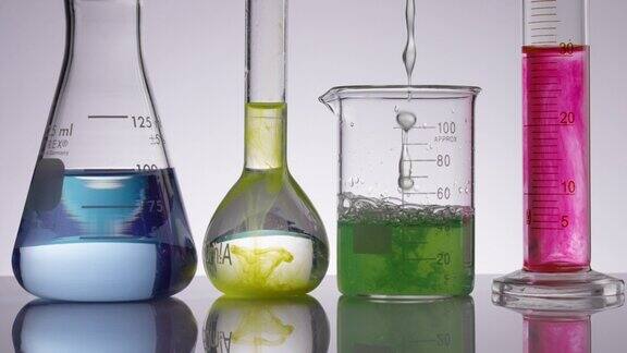 科学家将多色液体倒入固定的试管中