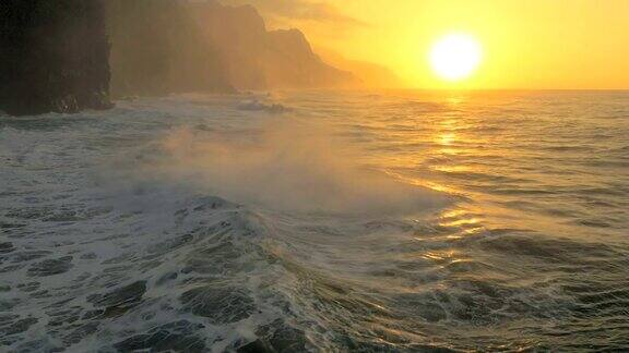落日下夏威夷海浪拍击飞溅