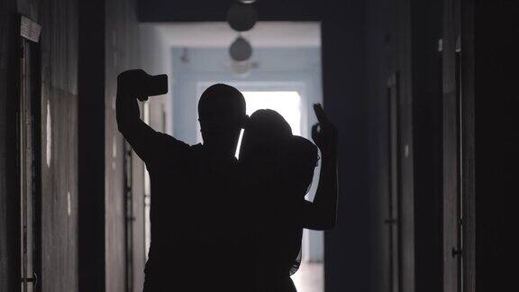 情侣在走廊自拍的剪影