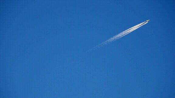 一架飞机在蓝天上留下的白色痕迹
