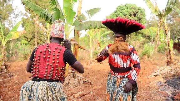 两名非洲舞者穿着传统服装在部落活动中跳舞